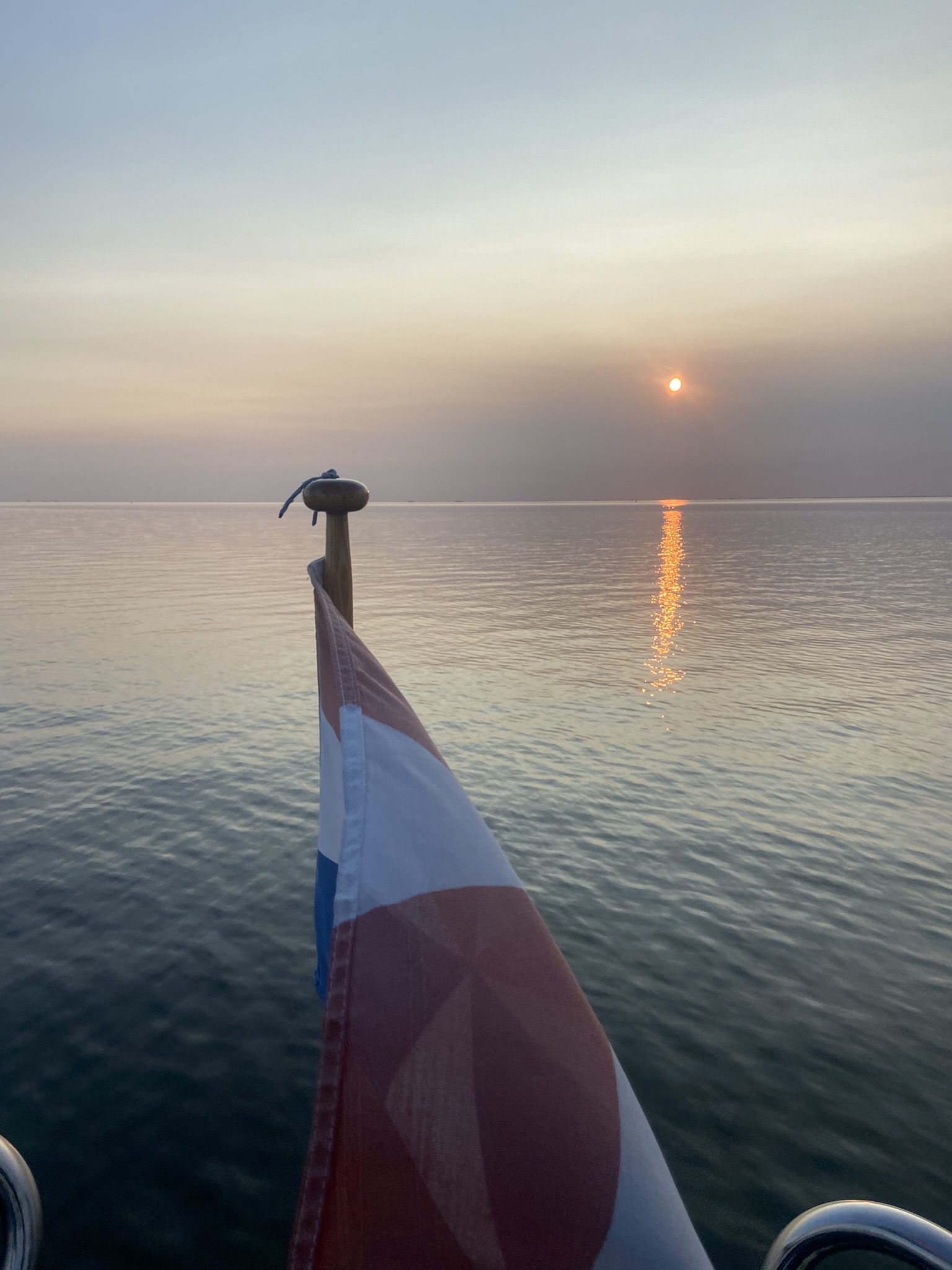 Zonsopgang tijdens een boottocht met Varen met Steven op het Sneekermeer