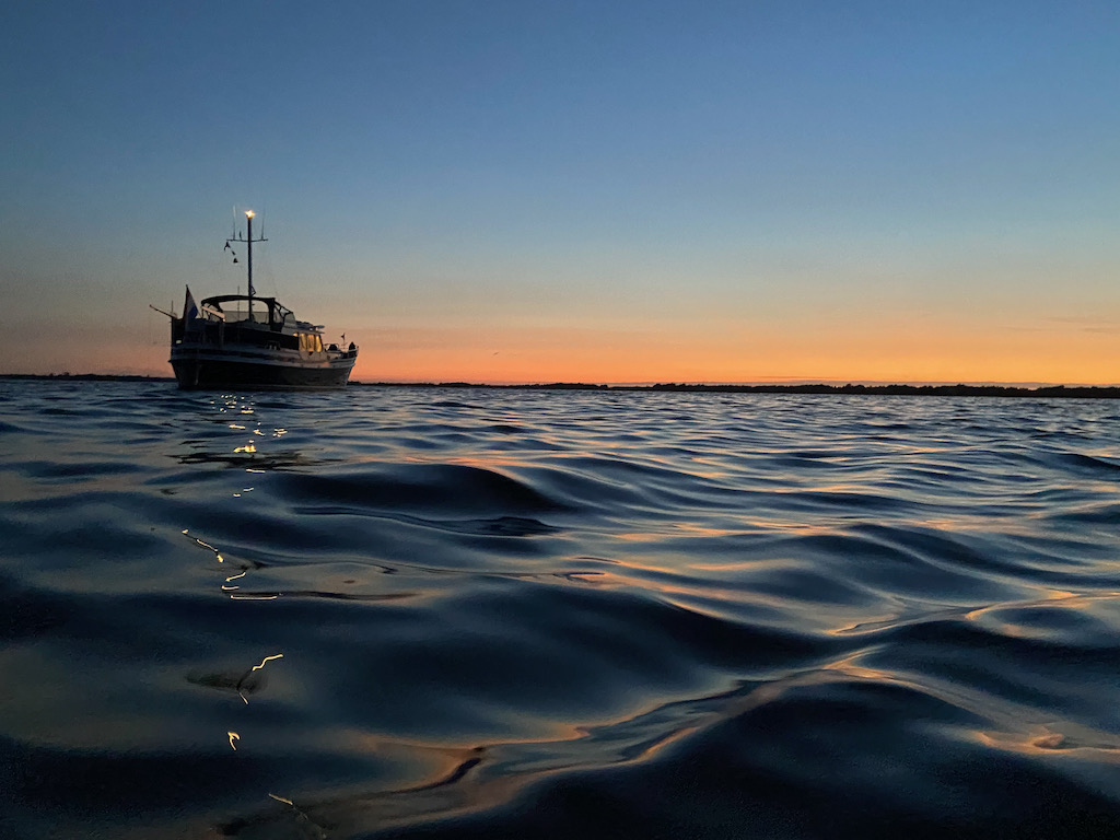 Avondvaart met Varen met Steven op het Sneekermeer bij zonsondergang