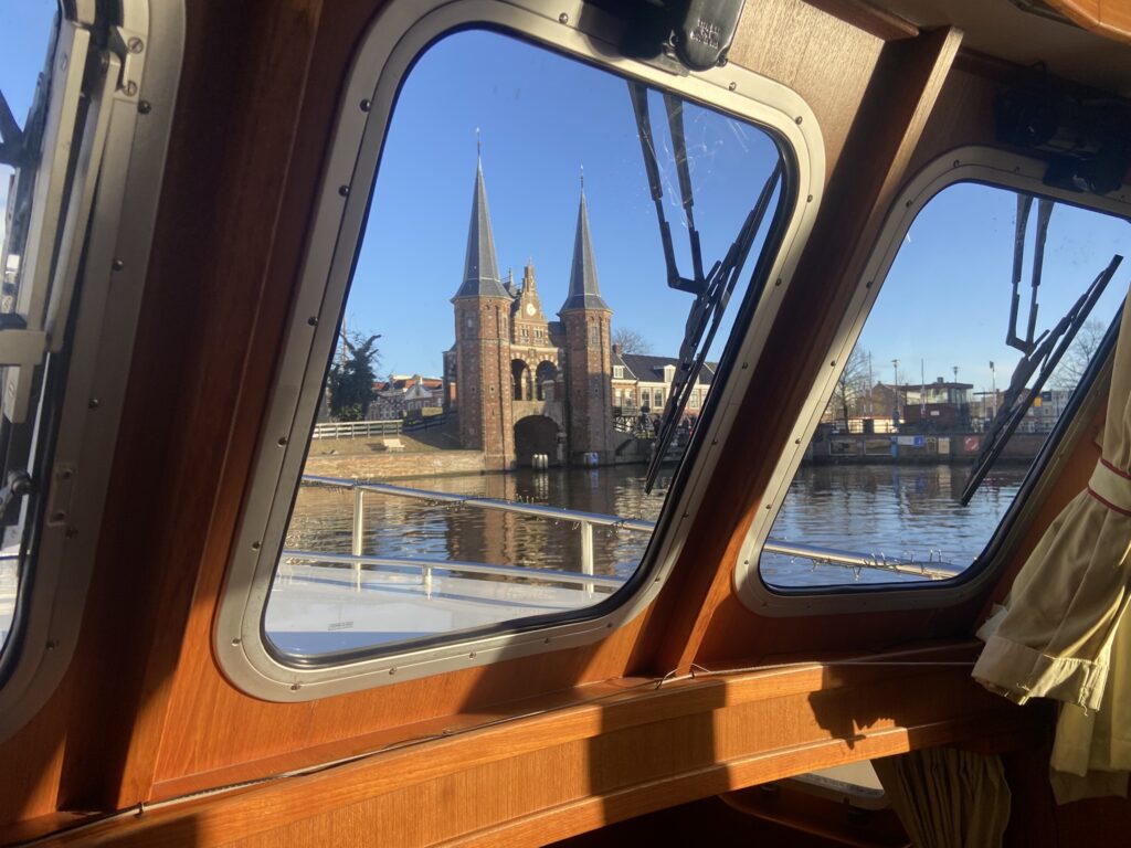 Waterpoort Sneek gezien vanuit de boot tijdens een rondvaart met Varen met Steven
