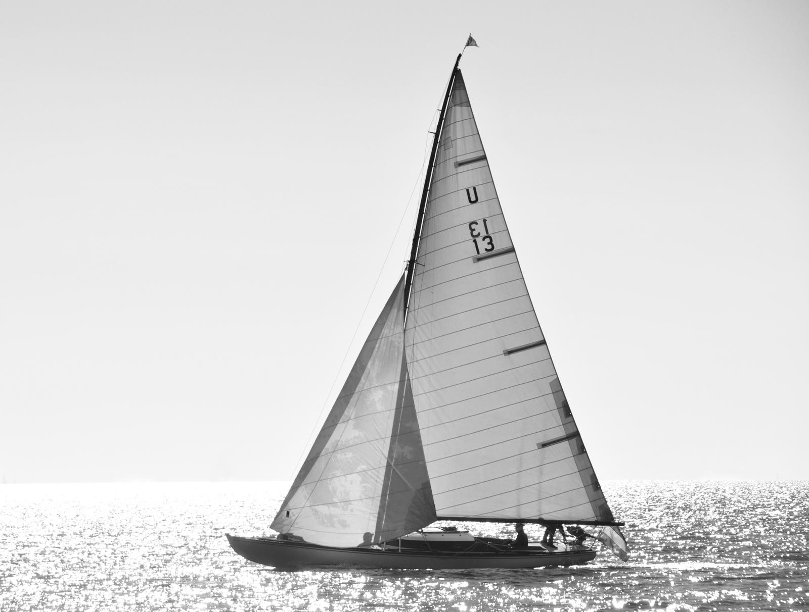 Klassieke zeilboot op het IJsselmeer tijdens een zeildag
