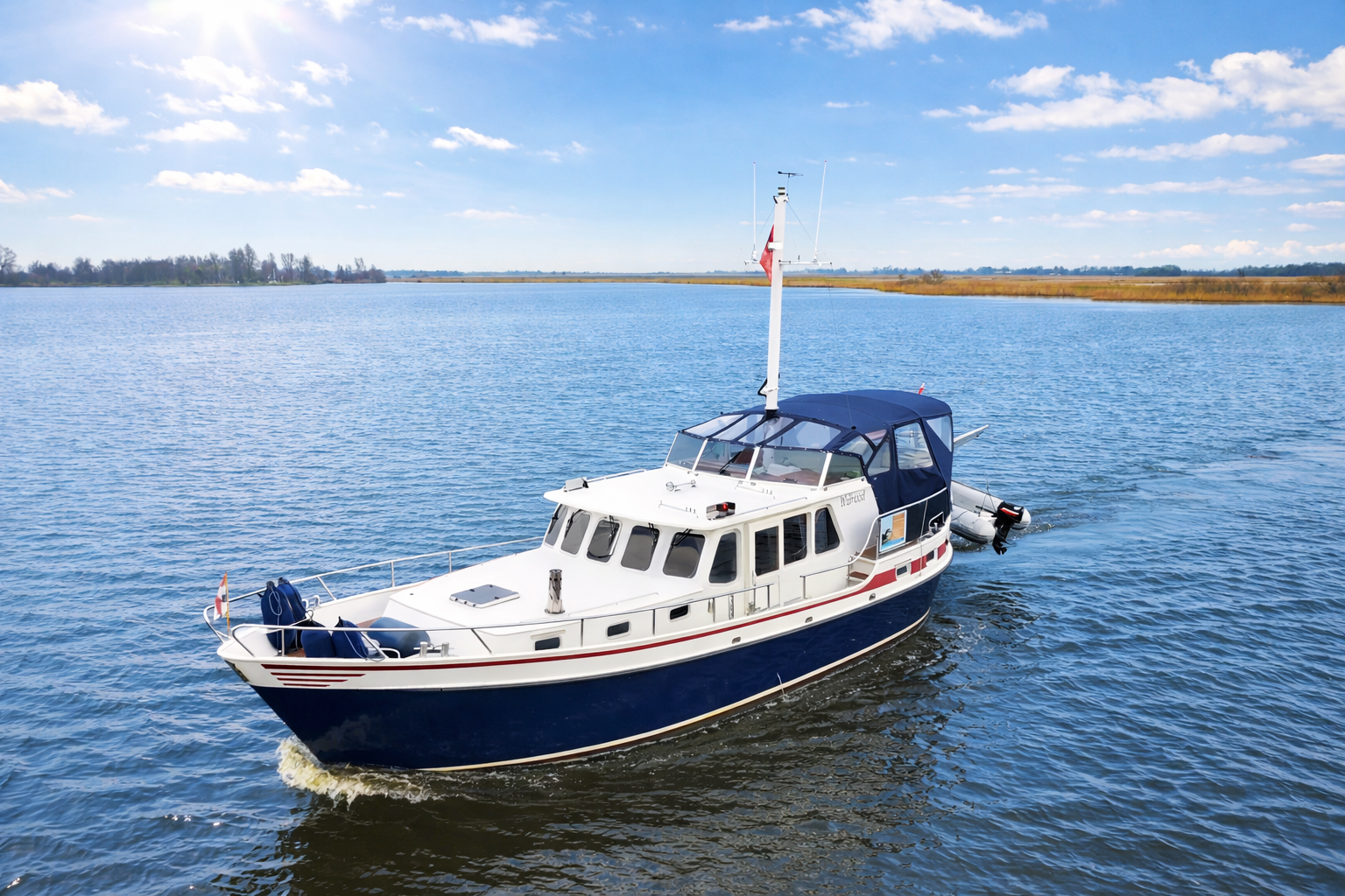 Comfortabele schip Walnood van Varen met Steven tijdens rondvaart bij Sneek
